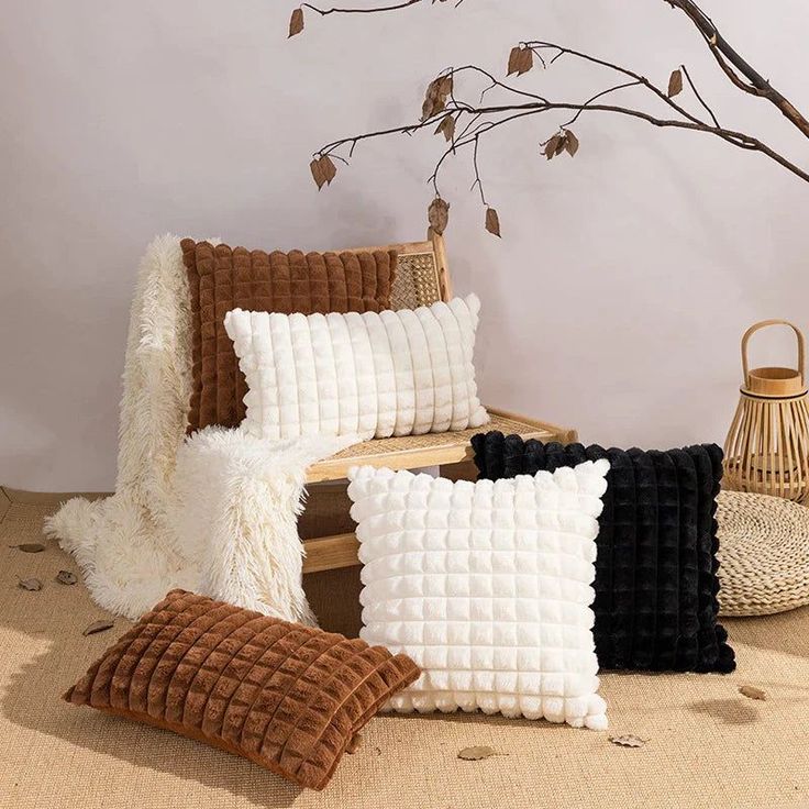 THROW PILLOWS & BLANKETS
